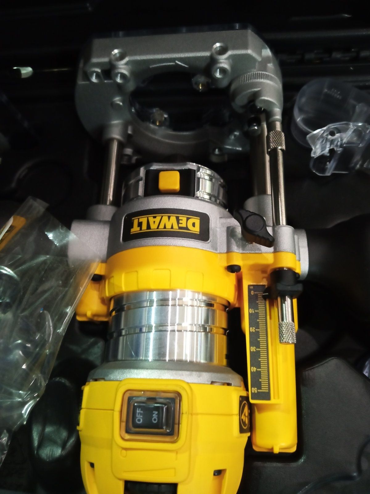 Фрезер мережевий Dewalt D 26204