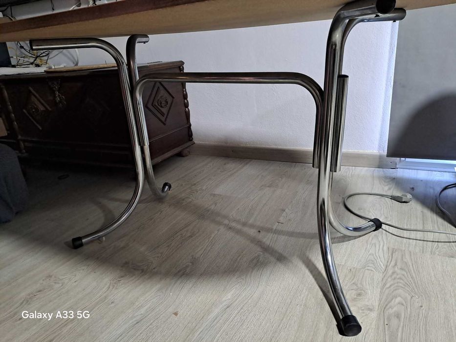 Jogo de 6 cadeiras e mesa de jantar.