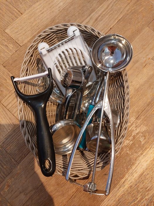 Zestaw przyborów kuchennych w koszyku