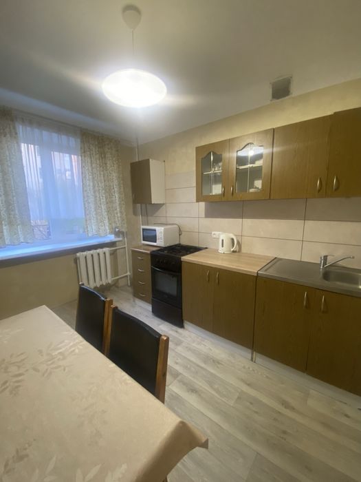 Центр! Трикімнатна покращеного планування з ремонтом. Сертифікат.