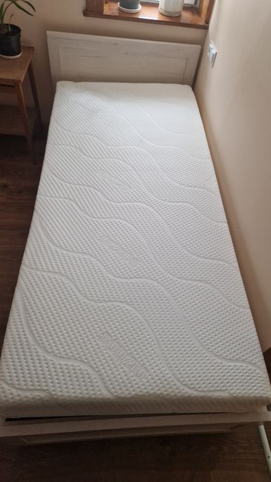 Łóżķo ze stelażem i pojemnikiem na posciel