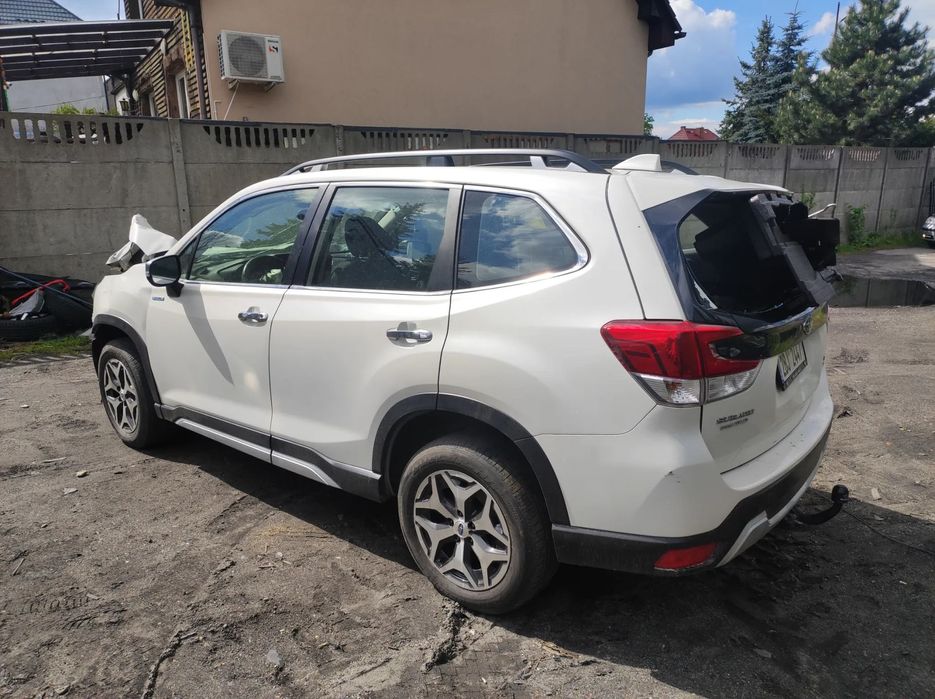 Subaru Forester Biała perła hybryda 2020 jeździ Europa