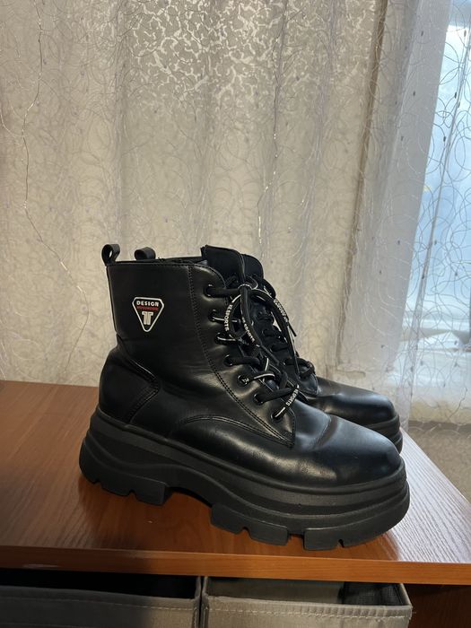 Ботинки жіночі, тракторна підошва