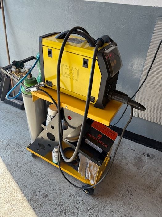 Solidny wózek pod spawarki.