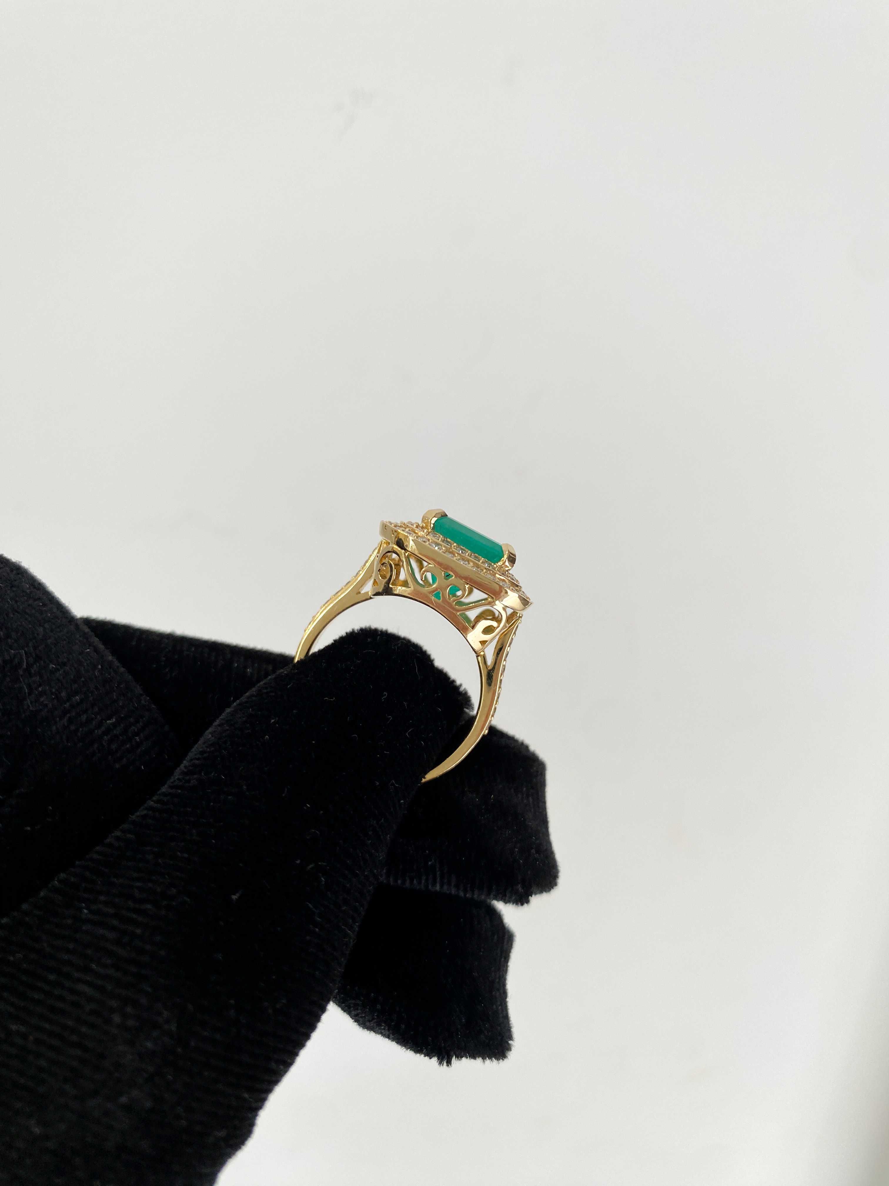 Pierścionek z naturalnym szmaragdem 5.00 ct i diamentami 0.84 ct