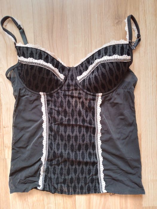 Czarny gorsecik z białą koronką