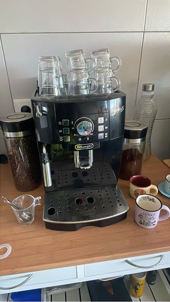 Máquina de Café Automática Delonghi Magnífica S – Oferta Imperdível!