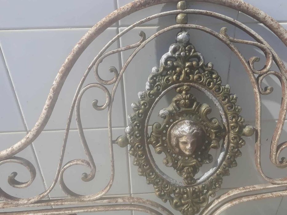 Camas de ferro antigas sem estrado e sem colchão .