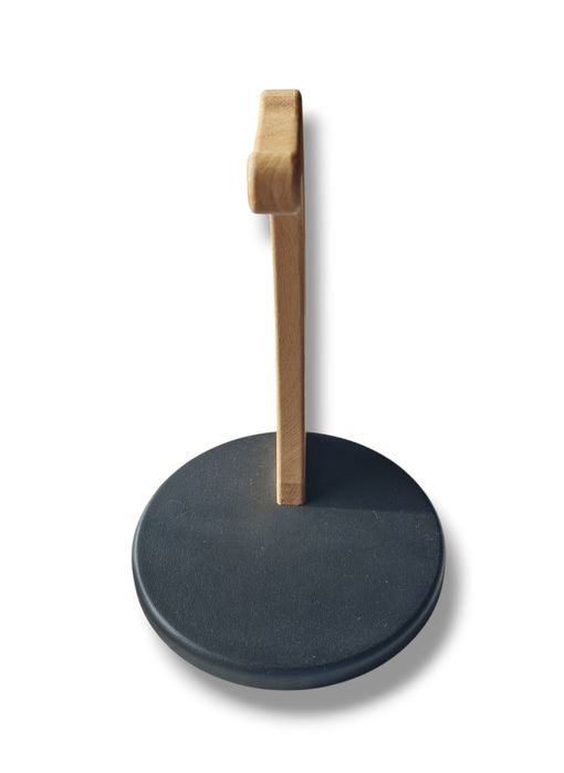 Stojak na słuchawki z drewna.