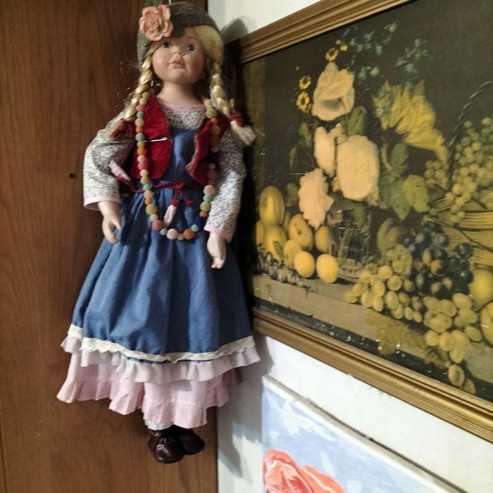 Кукла коллекционная фарфоровая