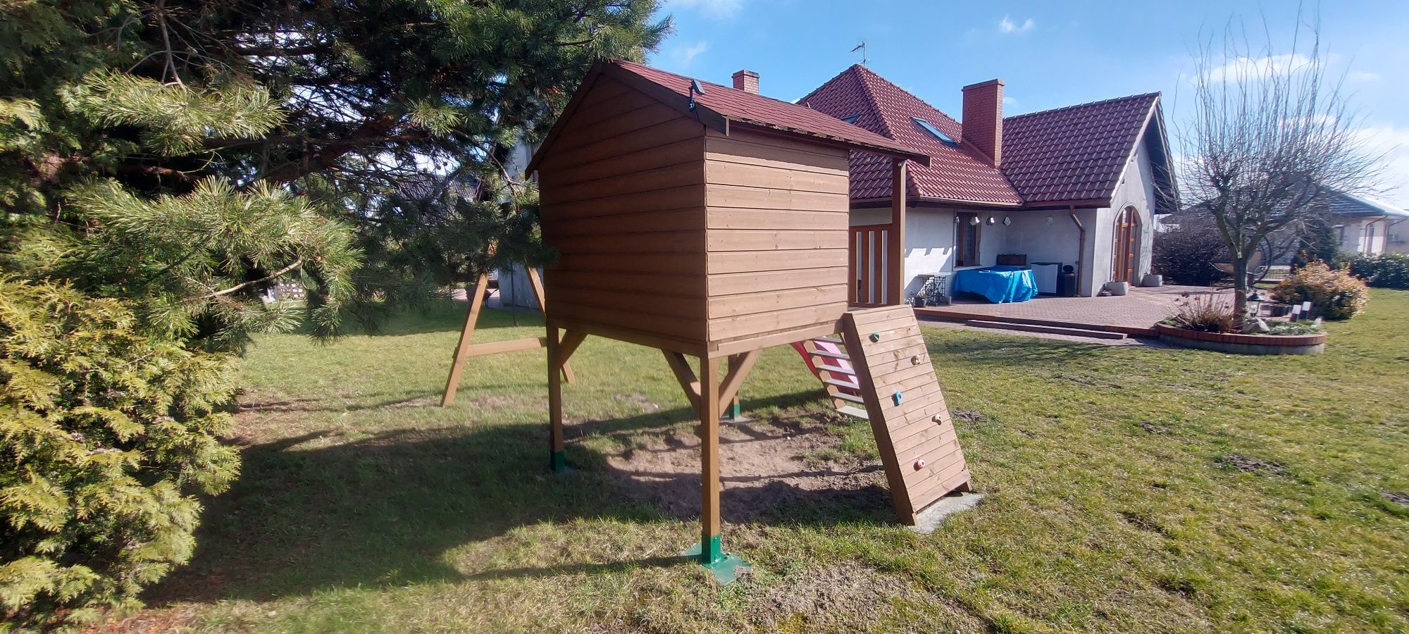 Domek dla dzieci, plac zabaw, zjeżdżalnia