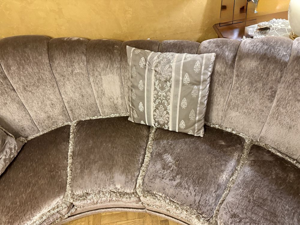 Włoska półokragla sofa