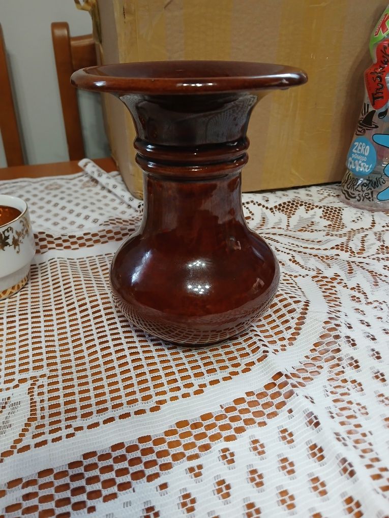 Ozdobny brązowy wazonik