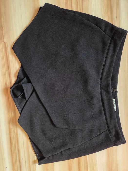 Czarne spódnico-spodenki na zamek z tyłu