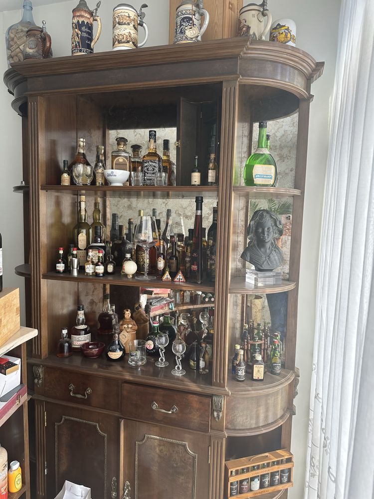 Bar de madeira castanho