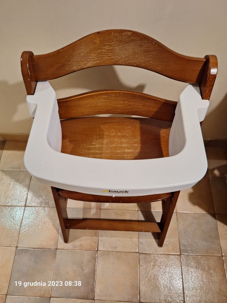 Krzesełko drewniane Huck Alpha plus. Tacka, pasy i miękkie siedzisko.