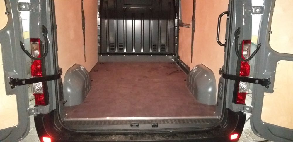 Zabudowa busa, Podłoga antypoślizgowa, sklejki na boki Master, Movano
