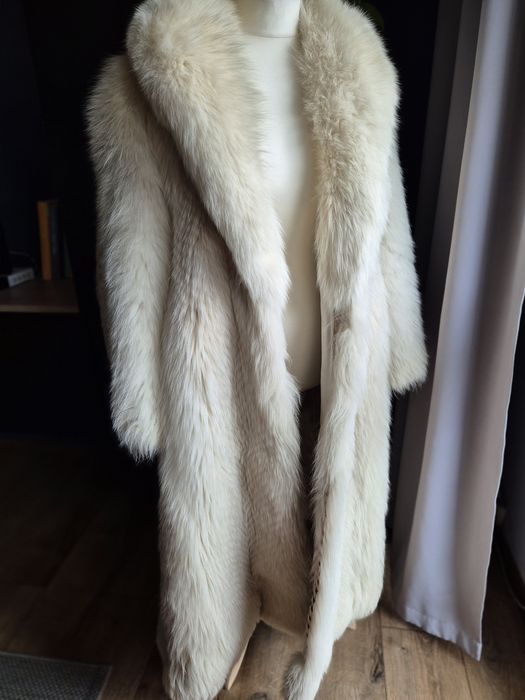 Dlugie biale futro z lisa naturalne