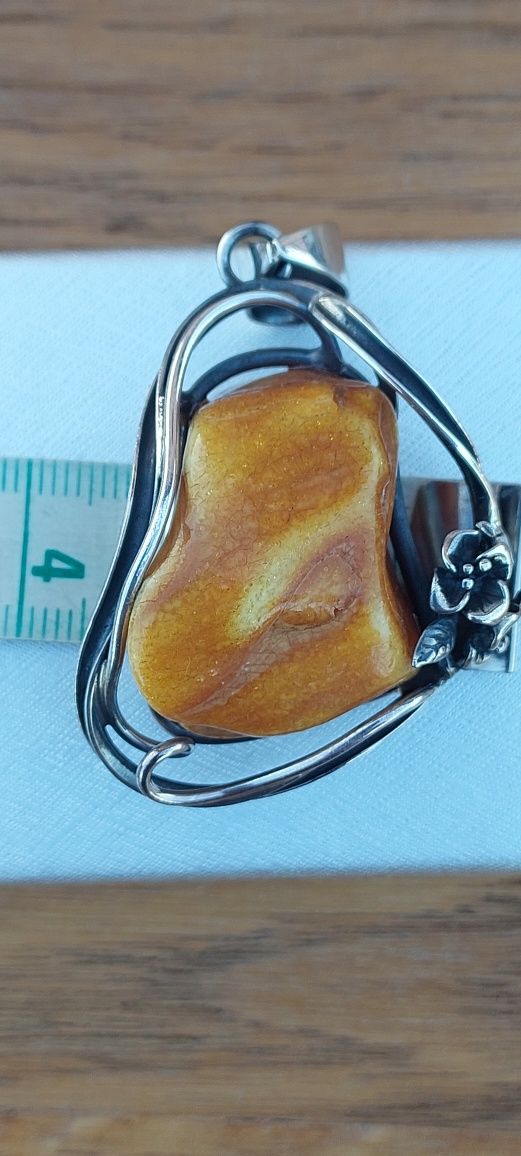 Zawieszka srebro oksydowane925 z naturalnym bursztynem bałtyckim