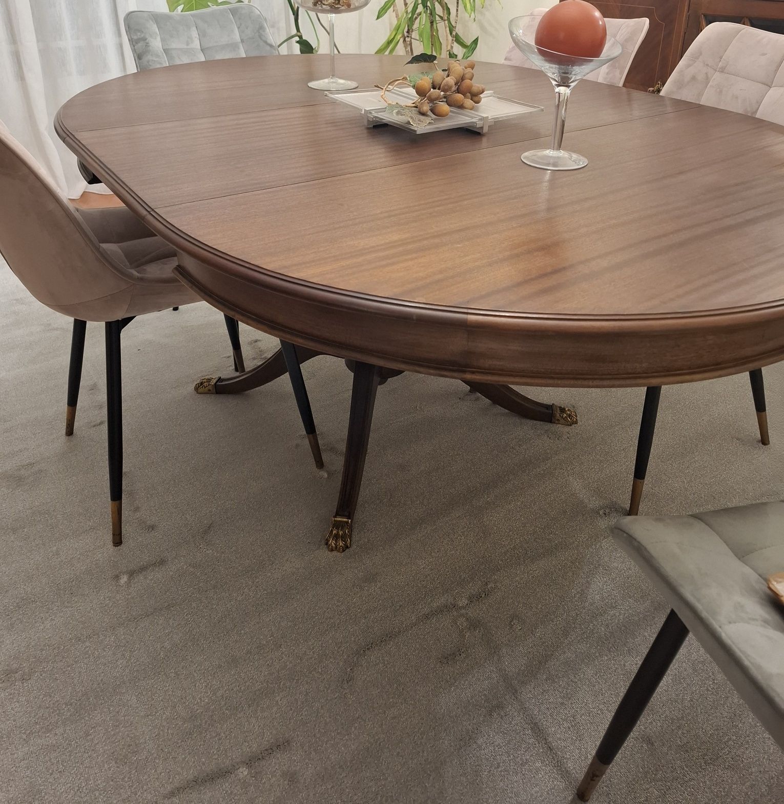 Mesa de jantar com pés metálicos