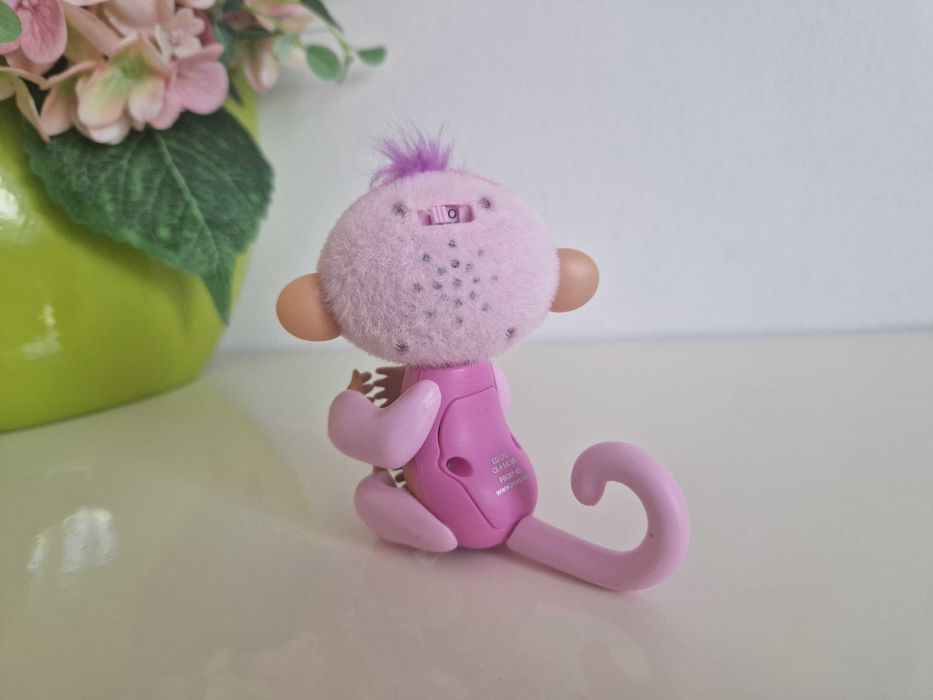 Fingerlings interaktywna małpka jasno różowa