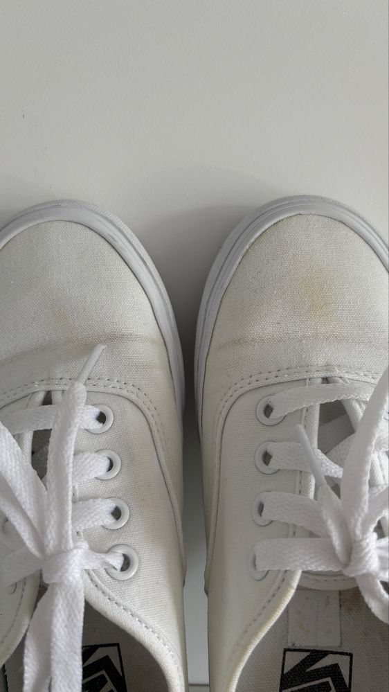 Białe buty vans
