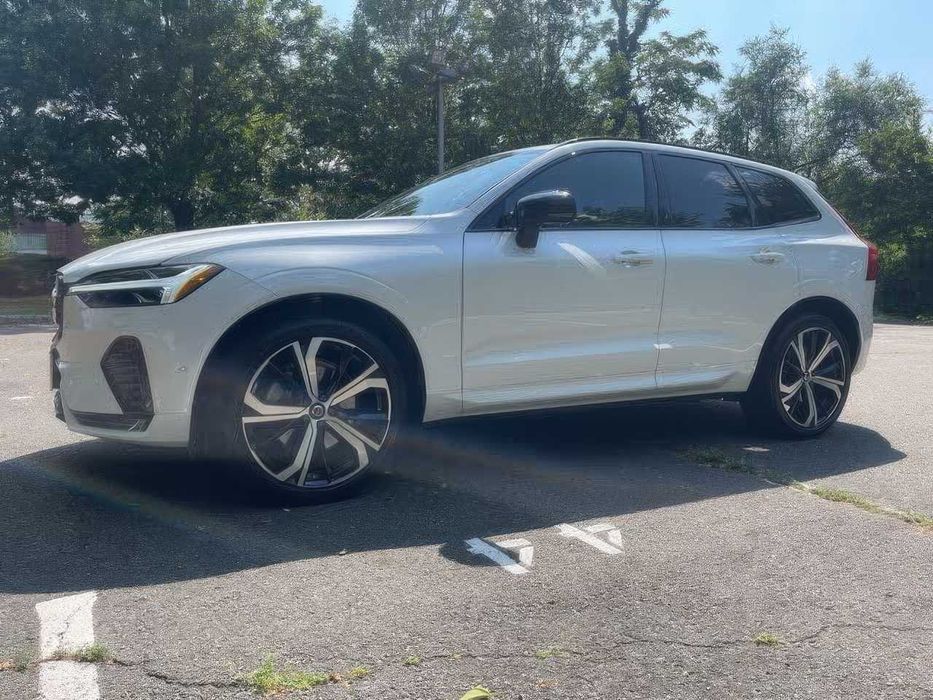 Volvo XC60 B6 R-Design      2022