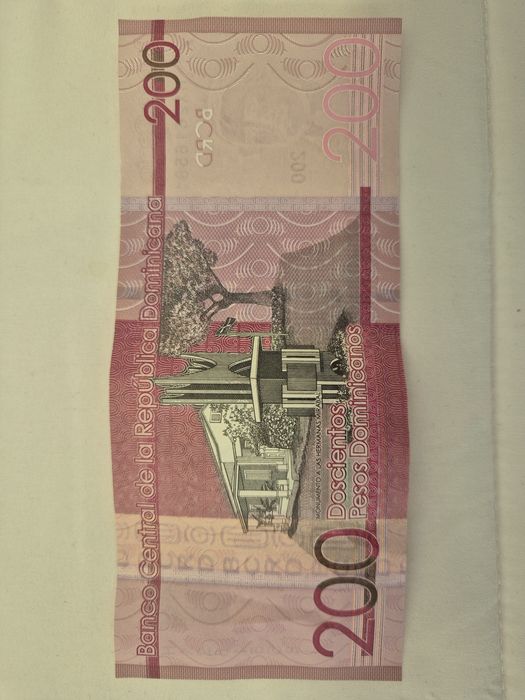 Банкнота 200 песо (DOP, RD$)