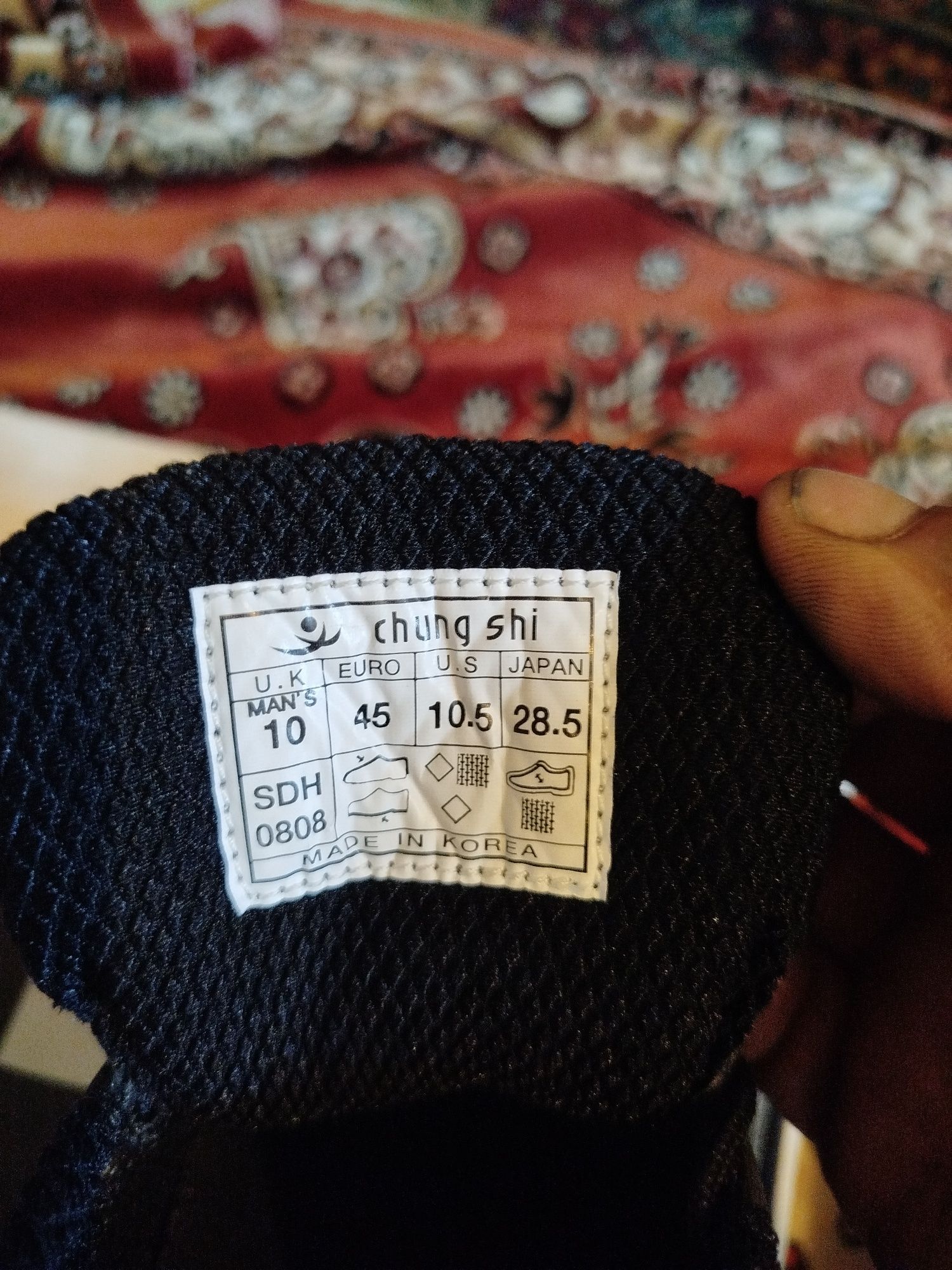 Продам нові кросівки