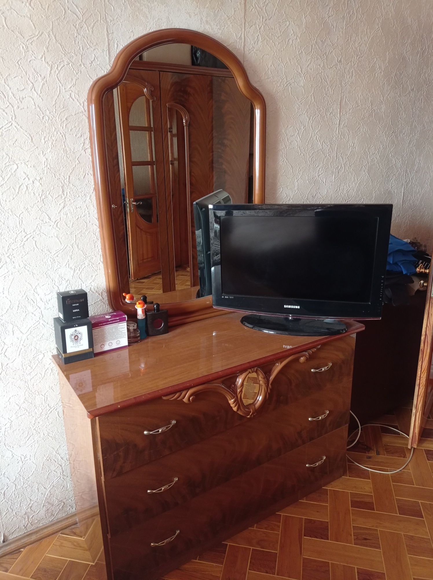 Продам итальянскую мебель б/у шкаф, кровать,тумба с зеркалом