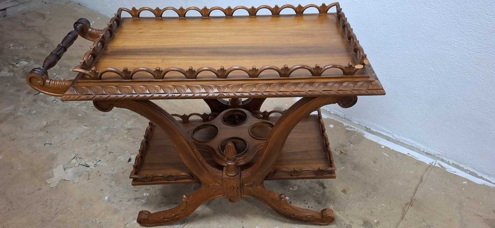 Móvel antigo para bar com suporte de garrafas