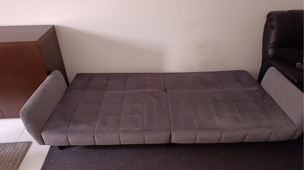 Sofá-cama cinzento em tecido, prático e confortável