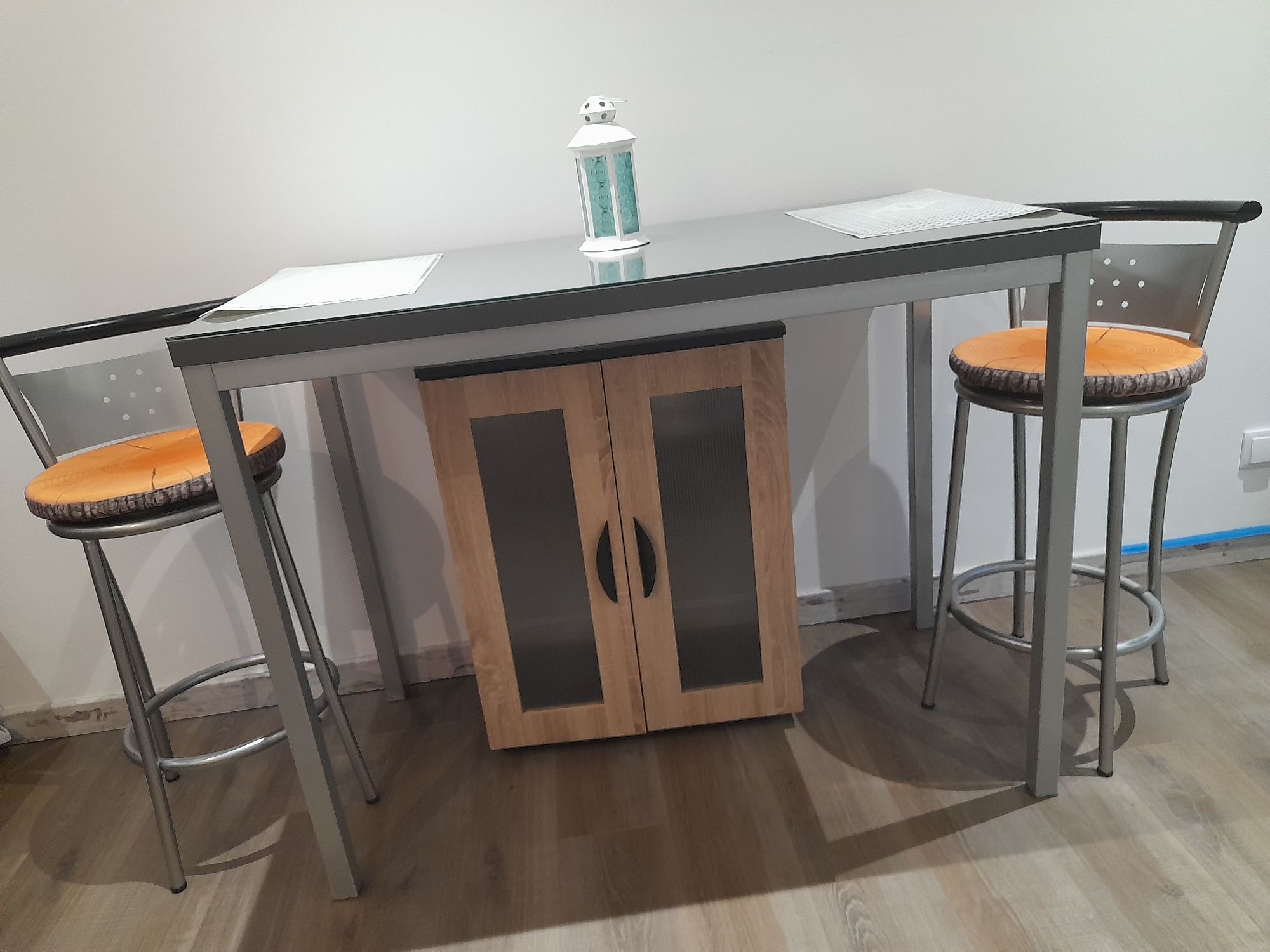 Mesa alta com cadeiras e armário de apoio (RESERVADO)