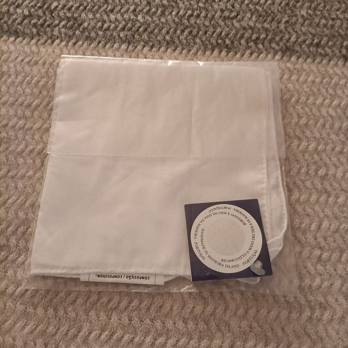 Lenço bordado a mão, original da ilha da Madeira