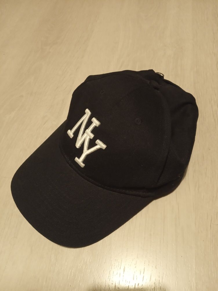 NY NEW YORK Gina Tricot czarna czapka z daszkiem