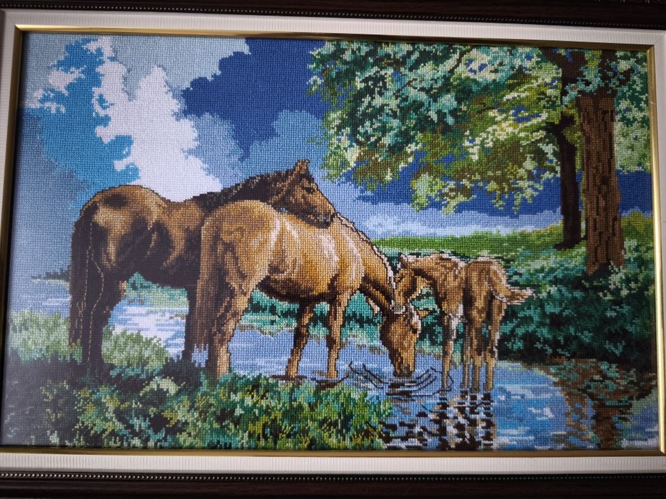 Вишита картина сім'я коней в дерев'яній рамці оформлена ручна робота