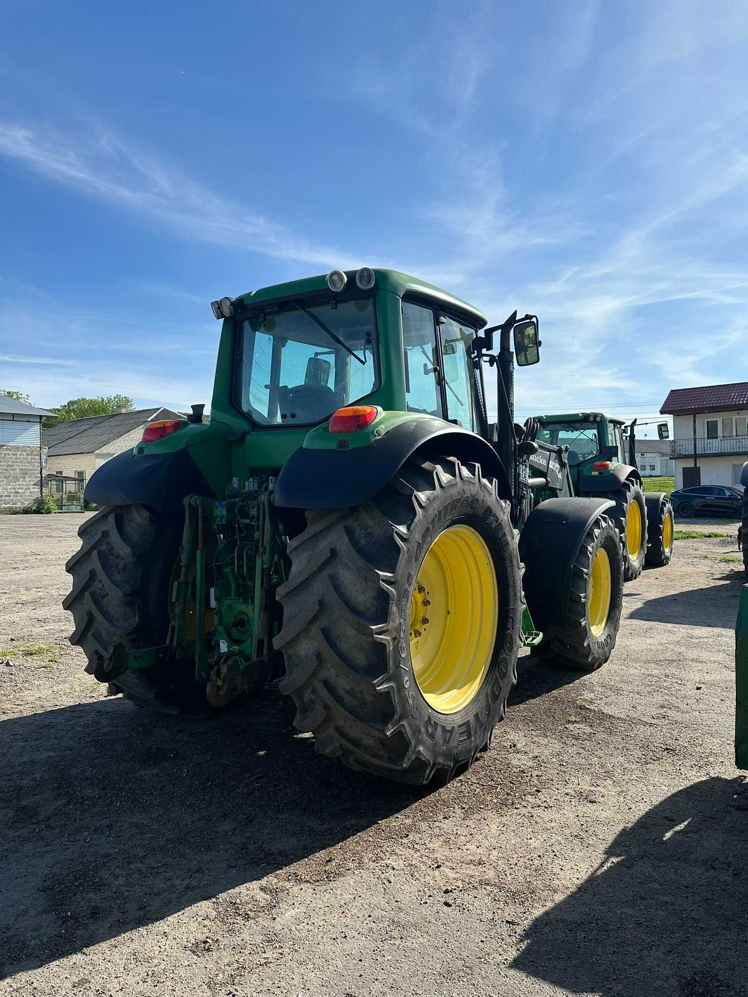 Трактор John Deere 6930 Premium з фронтальним навантажувачем