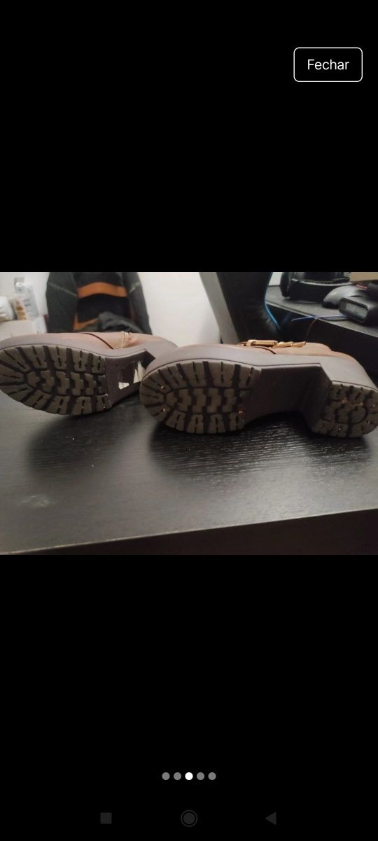 Botas castanhas  com fecho