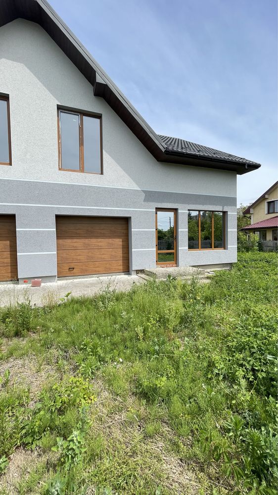 Продається будинок  з гаражем. З великою земельною ділянкою .