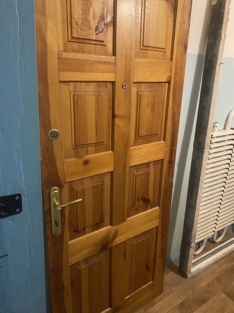 Входная деревянная дверь с коробом