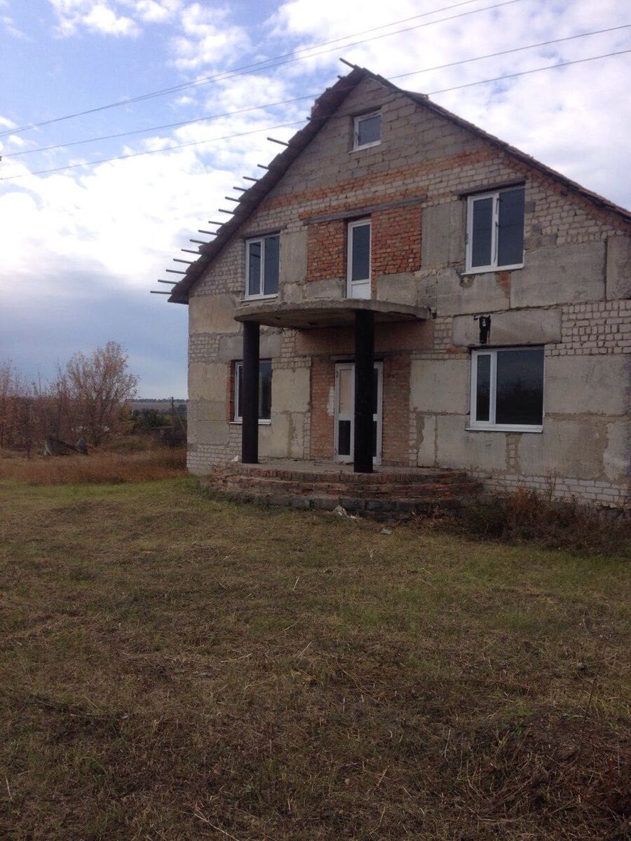 Продається двоповерховий будинок.