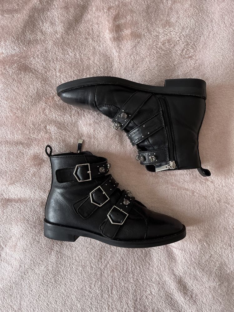 Botas pretas pelo tornozelo