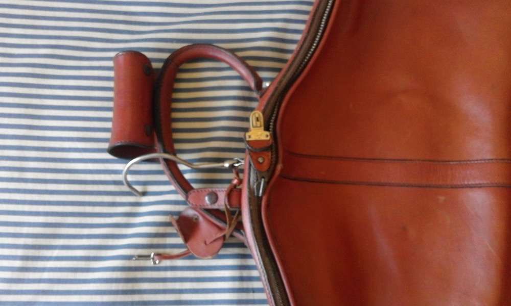 Luxuoso porta fatos em couro genuíno de altíssima qualidade com chave.