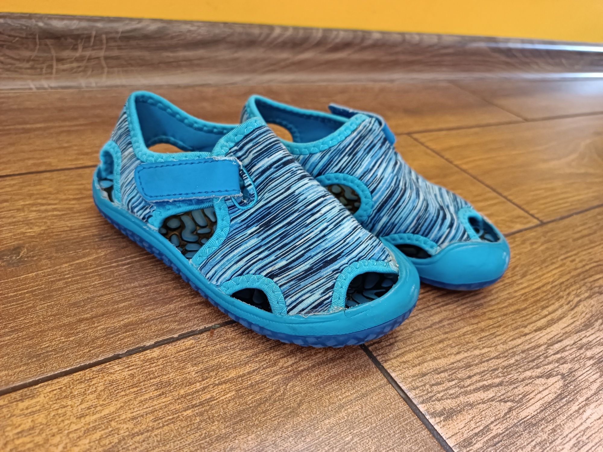 Buty po domu sandałki 27