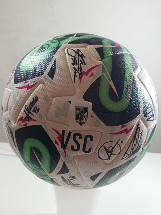 Bola oficial autografada pelo plantel Vit. Guimarães