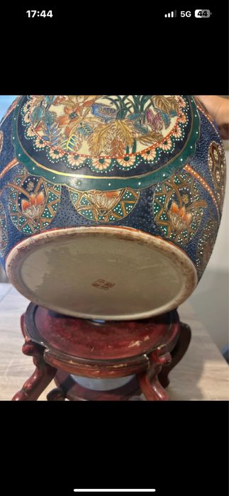 Caspon de porcelana com pianha de madeira