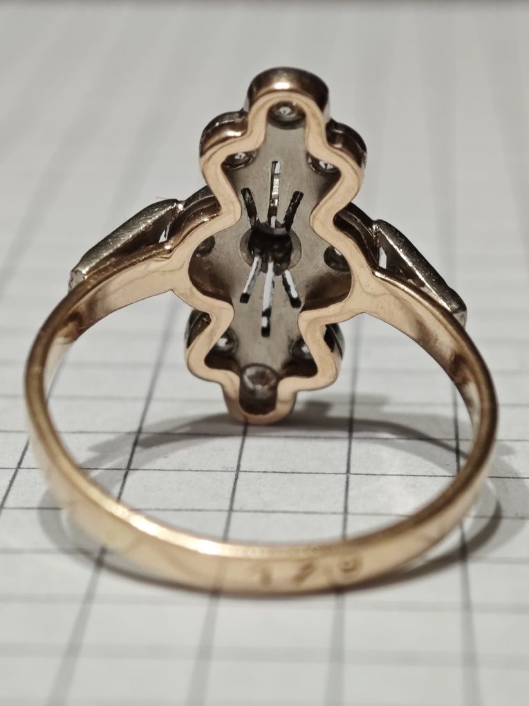 Золота каблучка, з діамантами 0.58 ct, 585 проба.