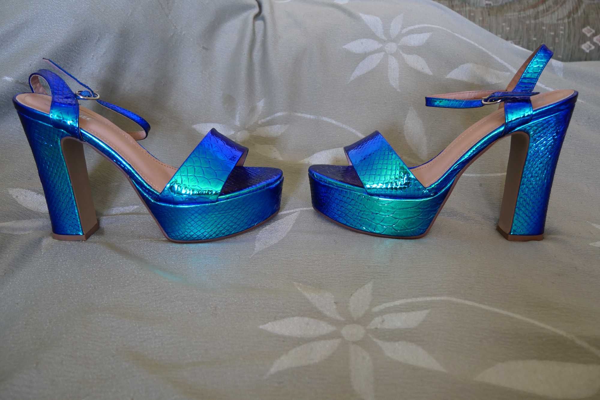 Hologramowe opalizujące złote niebieskie sandały koturna buty 40