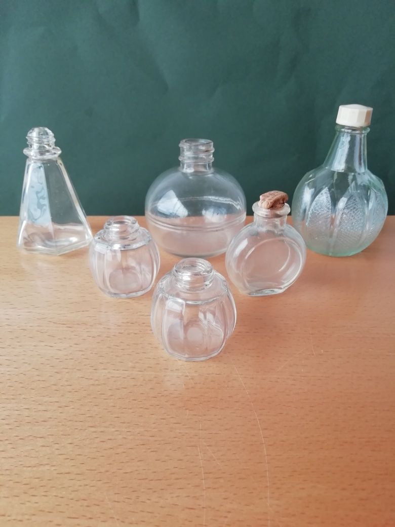 Conjunto de pequenos frascos em vidro transparente.