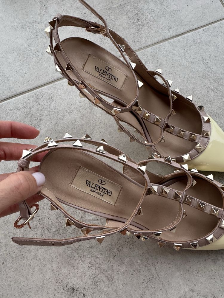 Туфлі Valentino.